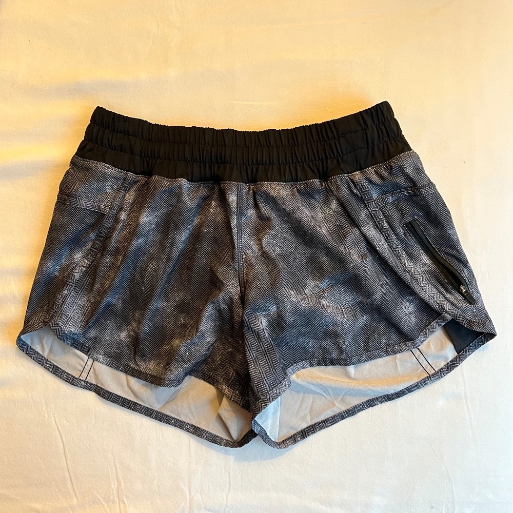Lululemon Tracker Short IV, Mini Diffusion White Black / Black, Size 8